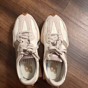 New Balance 327 sneaker